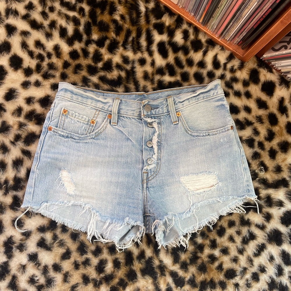 Levi's • 501 Cutoff Shorts • Light Wash • 27